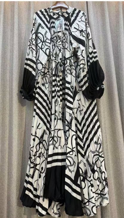 New – Designer Black & White One Size Pleated Dress (Oh Yes)